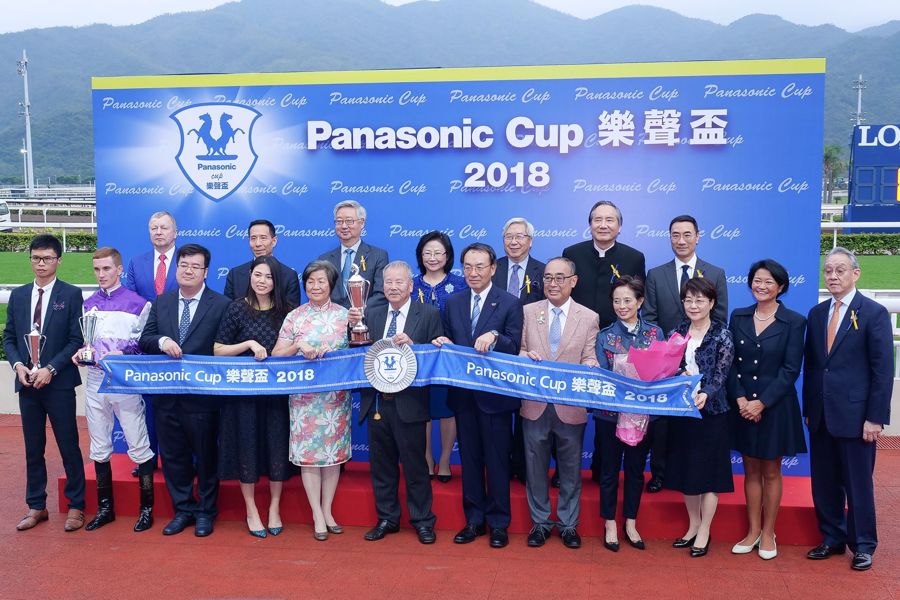 (右六)Panasonic Corporation社長津賀一宏先生、(右五)蒙德揚先生及(右四)蒙倩兒小姐分別頒發獎盃予勝出馬主、練馬師及騎師。
